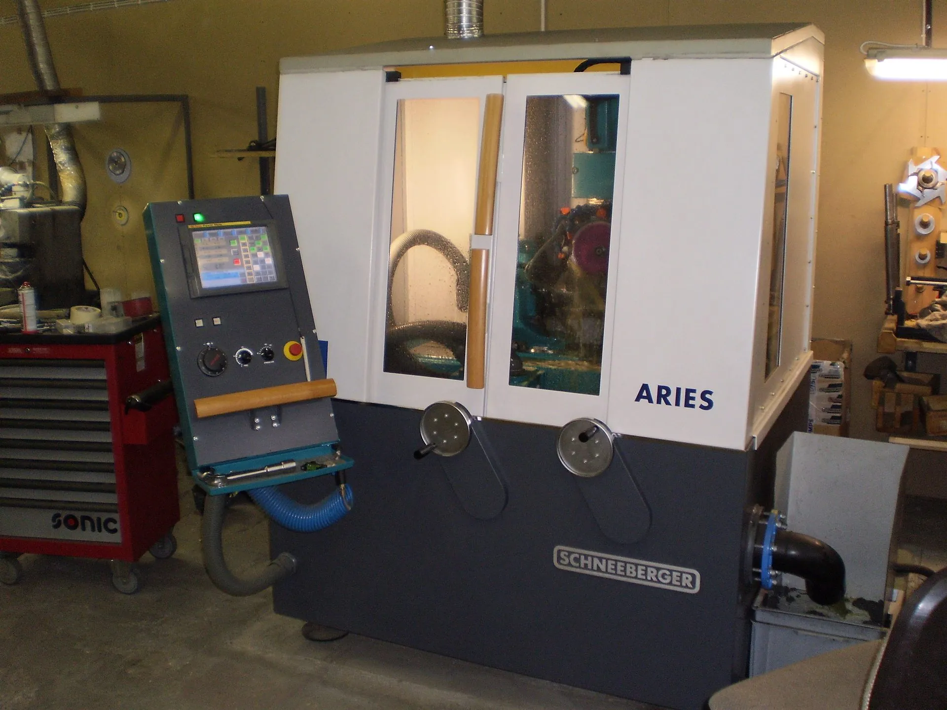 CNC-hiomakone terähuollon tiloissa